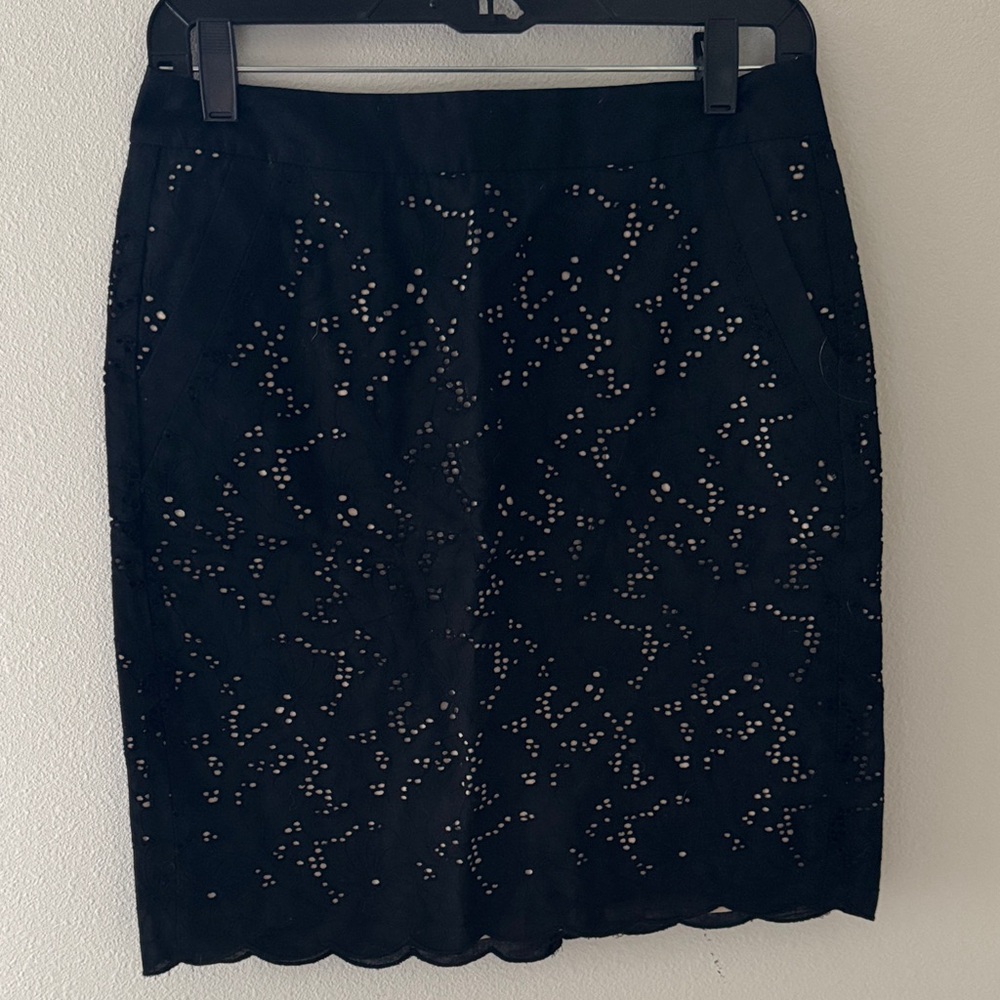 LOFT Petites Elegant Black eyelet Lace Skirt nude lining scalloped hem Sz 2P